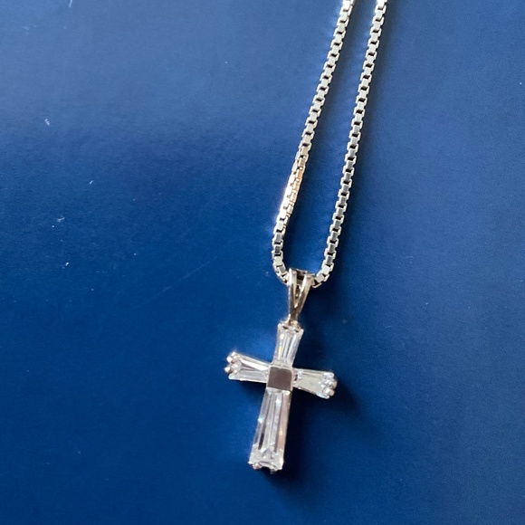 CROSS WITH TAPERED BAGUETTE  CUT CLEAR STONES AND SILVER on a  SILVER CHAIN - Picture 5 of 6